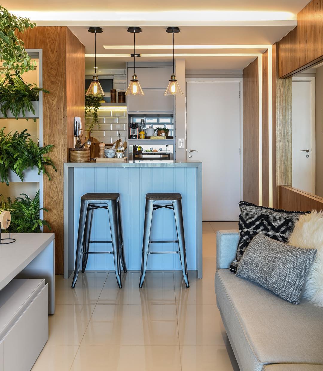 Bancada com ilha central em cozinha americana