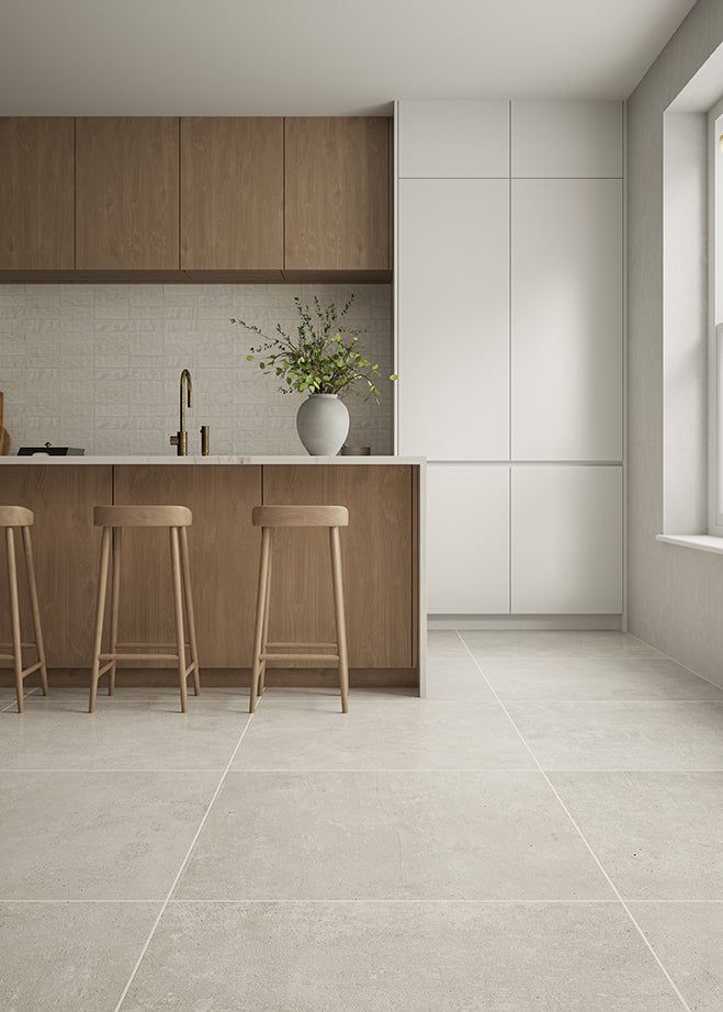 Cozinha com porcelanato retificado que imita pedra natural com peças grandes